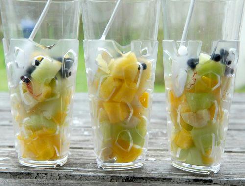 Fruktsallad med färsk ananas och banan